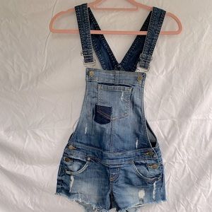 GUESS DENIM OVERALL SHORTS